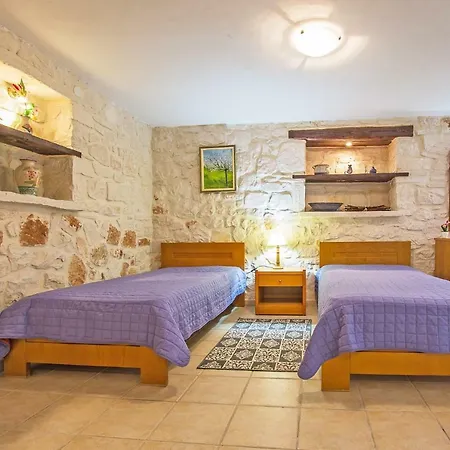 The Vivian - Luxury Stone Villa